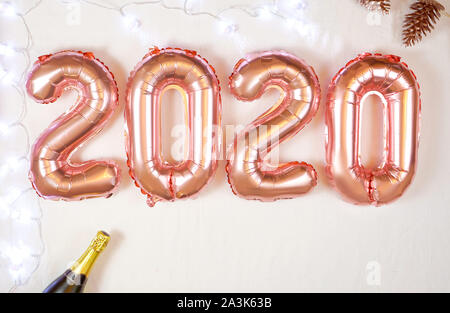 Frohes Neues Jahr 2020 Rose Gold Metallic Ballons auf weißem Hintergrund. Stockfoto