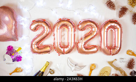 Frohes Neues Jahr 2020 Rose Gold Metallic Ballons auf weißem Hintergrund. Stockfoto