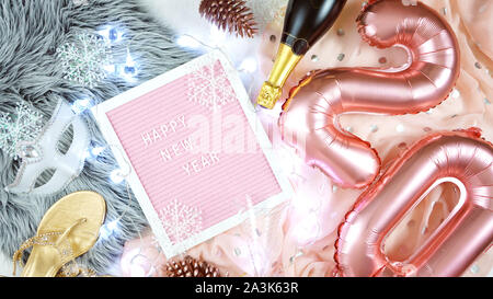 Frohes Neues Jahr hygge Stil flatlay mit Rose Gold Ballons und schreiben Board. Stockfoto