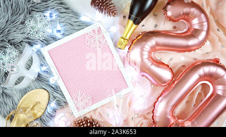 Frohes Neues Jahr hygge Stil flatlay mit Rose Gold Ballons und schreiben Board. Stockfoto
