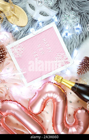 Frohes Neues Jahr hygge Stil flatlay mit Rose Gold Ballons und schreiben Board. Stockfoto