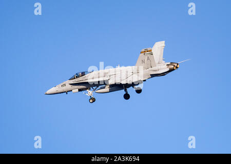 Okt 7, 2019 Sunnyvale/CA/USA - McDonnell Douglas F/A-18 Hornet aircraft VMFA-323) Landung auf dem Moffett Federal Airfield; Marine Fighter Angriff Squa Stockfoto