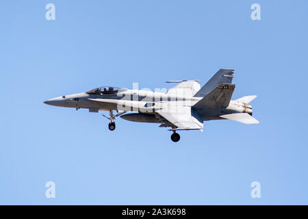 Okt 7, 2019 Sunnyvale/CA/USA - McDonnell Douglas F/A-18 Hornet aircraft VMFA-323) Landung auf dem Moffett Federal Airfield; Marine Fighter Angriff Squa Stockfoto