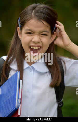 Betonte junge Filipina Studentin mit Notebooks Stockfoto