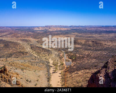 Luftaufnahme von Simpsons Gap und Umgebung im Northern Territory, Australien. Stockfoto
