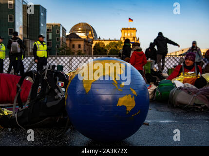 Berlin, Deutschland. 09 Okt, 2019. Aktivisten der Umweltbewegung Aussterben Rebellion besetzten die Marshall Brücke in den frühen Morgenstunden. Credit: Paul Zinken/dpa/Alamy leben Nachrichten Stockfoto