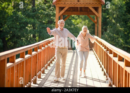 Mann, der seine Frau tolles Hotel Im Park Stockfoto