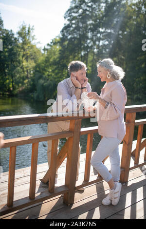 Freundliche paar Gefühl erstaunlich, während die Ausgaben Tag zusammen Stockfoto