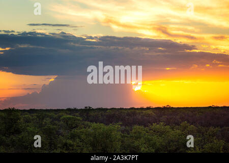 Spektakuläre Wolkenbildung bei Sonnenuntergang, Namibia, Afrika Stockfoto