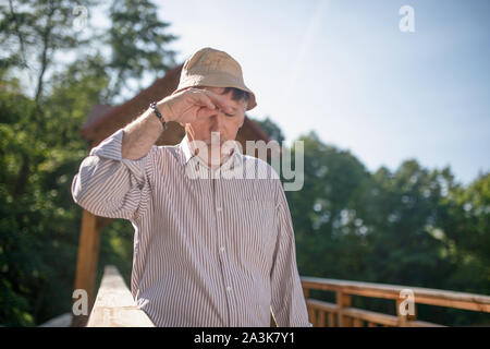 Reifen Mann, der Sommer hat in Kopfschmerzen Bärtigen Stockfoto