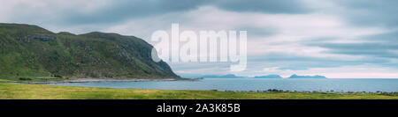 Inseln Godoya, Alesund, Norwegen. Blick auf den Hafen Godoya Insel im Sommer Tag. Gemeinde In Mehr og Romsdal County, Norwegen. Panorama Panoramablick. Stockfoto