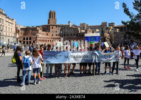 27. Sep 2019. Schule Streik für das Klima. Freitags für Zukunft. Climate Action Woche. Schule Kinder mit einem Banner in Rom, Italien. Stockfoto