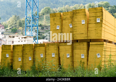 Weesen, SG/Schweiz - 3. August 2019: Viele hohe Stapel von gelbem Schal Panels oder baords in der Bauindustrie verwendet, wenn Gebäude mit concr Stockfoto