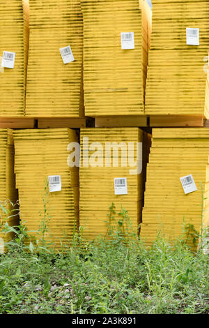 Weesen, SG/Schweiz - 3. August 2019: Viele hohe Stapel von gelbem Schal Panels oder baords in der Bauindustrie verwendet, wenn Gebäude mit concr Stockfoto