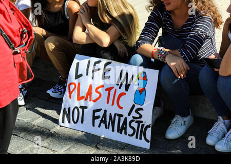 "Leben in Kunststoff nicht fantastisch ist" - Plakat. Freitags für Zukunft. Schule Streik für das Klima. 27. Sep 2019. Rom, Italien. Stockfoto