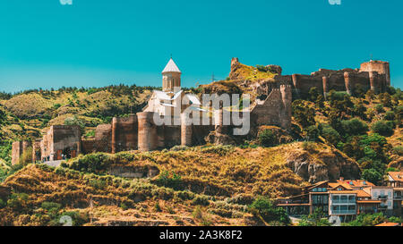 Tiflis, Georgien. Malerischer Blick auf uneinnehmbare Festung Narikala Festung und Kirche St. Nikolaus in Tiflis, Georgien. Stockfoto