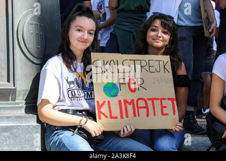 27.09.2019. Skolstrejk för klimatet. Schule Streik für das Klima. Italienische Studierende mit einem Plakat mit schwedischen Text nach Greta Thunberg. Stockfoto