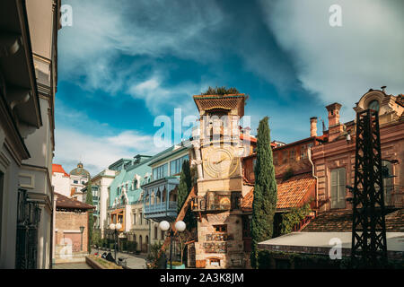 Tiflis, Georgien. Berühmte Rezo Gabriadze Marionettentheater Uhrturm auf die Altstadt. Puppentheater Museum in Tiflis, Georgien, Kaukasus, Asien. Stockfoto