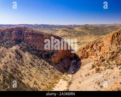 Luftaufnahme von Simpsons Gap und Umgebung im Northern Territory, Australien. Stockfoto