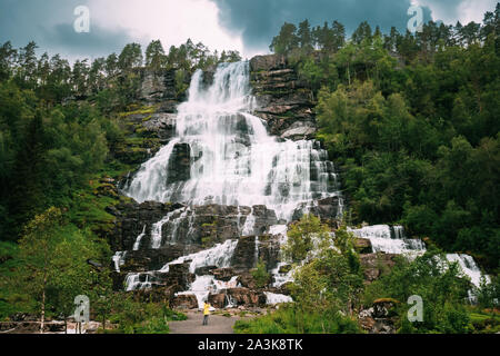 Voss, Nord-Norwegen, Norwegen. Wasserfall Tvindefossen im Frühjahr. Größte und höchste Wasserfall in Norwegen. Berühmte norwegische Sehenswürdigkeiten und beliebten Dest Stockfoto