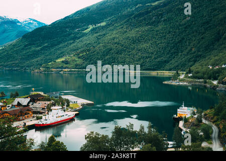 Flam, Norwegen. Touristische Schiff Boot vor Anker in der Nähe von Liegeplätzen in den Sognefjord. Luftaufnahme im Sommer Abend. Norwegens längster und tiefster Fjord. Berühmte Nat Stockfoto