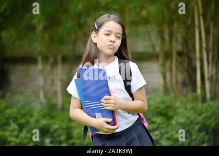 Winking hübsche verschiedene Mädchen Student Uniform tragen Stockfoto