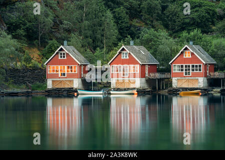 Flam, Norwegen. Berühmte rote Holz- Docks im Sommer Abend. Kleine touristische Stadt der Flam auf der westlichen Seite von Norwegen tief in Fjorde. Berühmten norwegischen Landmar Stockfoto