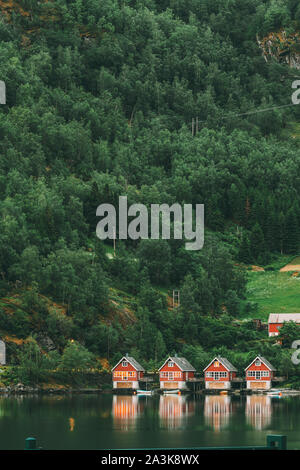 Flam, Norwegen. Berühmte rote Holz- Docks im Sommer Abend. Kleine touristische Stadt der Flam auf der westlichen Seite von Norwegen tief in Fjorde. Berühmten norwegischen Landmar Stockfoto