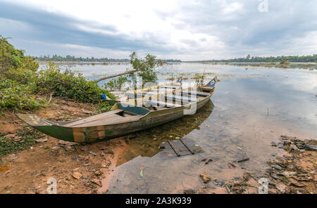 Alt, dreckig Schiff auf dem Fluss Ufer auf düsteren Regentag Stockfoto