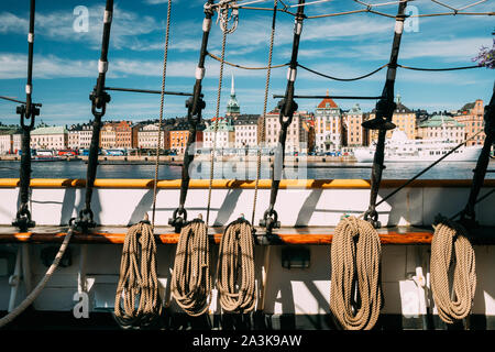 Stockholm, Schweden. Malerischer Blick auf Böschung in der Altstadt von Stockholm aus alten Schiff. Berühmte Gamla Stan in Morgen Sommer. Beliebtes Ziel Scenic P Stockfoto