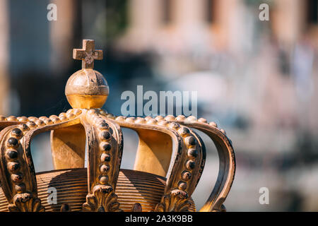 Stockholm, Schweden. Skeppsholmsbron - Skeppsholm Brücke mit seinem berühmten Goldenen Krone in Stockholm, Schweden. Berühmte beliebtes Reiseziel Sehenswürdigkeit. S Stockfoto