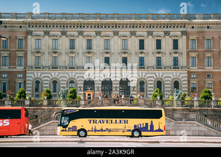 Stockholm, Schweden, 28. Juni 2019: Gelb Touristische Bus für Sightseeing Parkplatz in der Nähe der Nähe der Königliche Palast in Stockholm. Berühmte Unesco-Wahrzeichen. Stadt Stockfoto