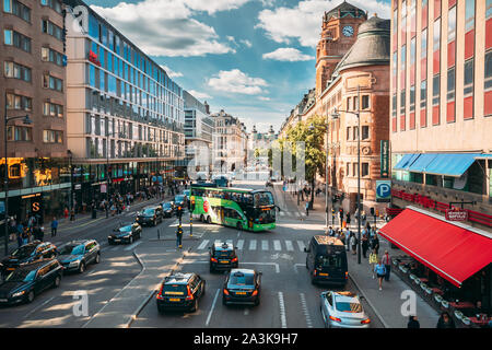 Stockholm, Schweden, 28. Juni 2019: rote Hop on-Hop off-Bus für touristische Sehenswürdigkeiten reiten die Vasagatan Strasse. City Tour Bus. Stockfoto