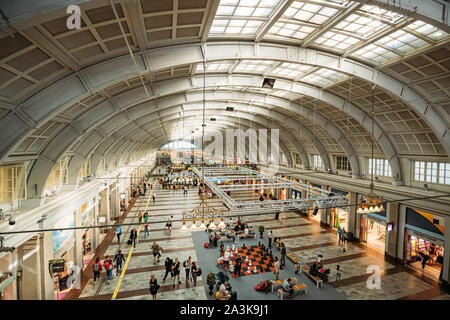 Stockholm, Schweden, 28. Juni 2019: Menschen zu Fuß in Stockholm Central Station. Stockholms Centralstation. Stockfoto