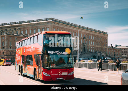 Stockholm, Schweden, 28. Juni 2019: Touristen Menschen fahren in Rot Hop on-Hop off-Touristische Bus für Sightseeing in der Straße in der Nähe von Stockholm Royal Pala Stockfoto
