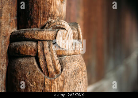 Borgund, Norwegen. Holz geschnitzt Details des berühmten norwegischen Stavkirke Sehenswürdigkeit. Antike Alte hölzerne dreischiffige Hallenkirche Stabkirche. Schließen Ansicht, Details. Stockfoto