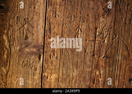 Borgund, Norwegen. Holz geschnitzt Details des berühmten norwegischen Stavkirke Sehenswürdigkeit. Antike Alte hölzerne dreischiffige Hallenkirche Stabkirche. Ansicht schließen, Tür Details. Stockfoto