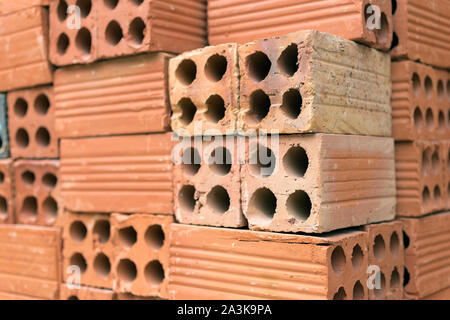 Textur von Haufen rote Ziegel auf der Baustelle, in der Nähe Stockfoto