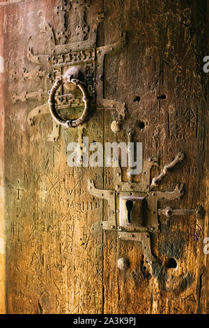 Borgund, Norwegen. Holz geschnitzt Details des berühmten norwegischen Stavkirke Sehenswürdigkeit. Antike Alte hölzerne dreischiffige Hallenkirche Stabkirche. Ansicht schließen, Tür Details. Stockfoto