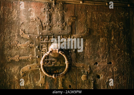 Borgund, Norwegen. Holz geschnitzt Details des berühmten norwegischen Stavkirke Sehenswürdigkeit. Antike Alte hölzerne dreischiffige Hallenkirche Stabkirche. Ansicht schließen, Tür Details. Stockfoto