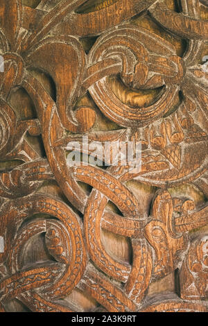 Borgund, Norwegen. Holz geschnitzt Details des berühmten norwegischen Stavkirke Sehenswürdigkeit. Antike Alte hölzerne dreischiffige Hallenkirche Stabkirche. Schließen Ansicht, Details. Stockfoto