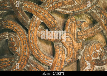 Borgund, Norwegen. Holz geschnitzt Details des berühmten norwegischen Stavkirke Sehenswürdigkeit. Antike Alte hölzerne dreischiffige Hallenkirche Stabkirche. Schließen Ansicht, Details. Stockfoto