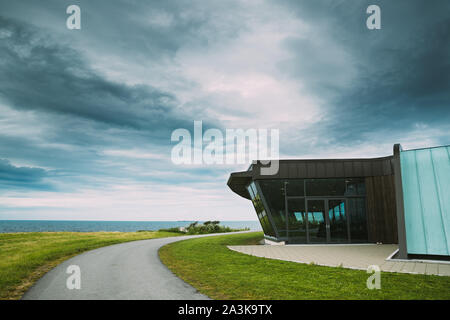 Alnesgard, Godoya, Norwegen. Visitor Center in der Nähe von Alnes Leuchtturm im Sommer Tag In Godoy Insel in der Nähe von Alesund Stadt. Alnes Fyr. Stockfoto