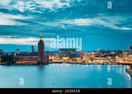 Stockholm, Schweden, 28. Juni 2019: einen herrlichen Blick auf die Skyline von berühmten Turm des Stadshuset. Gebäude der Gemeinderat. Berühmte beliebte Destinat Stockfoto