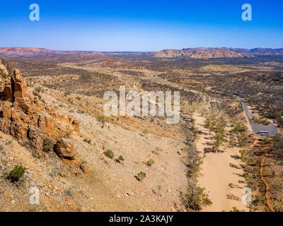 Luftaufnahme von Simpsons Gap und Umgebung im Northern Territory, Australien. Stockfoto