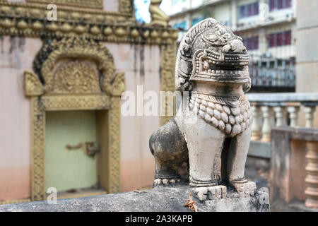 Steinerne Statue des Buddhismus Tier Gottheit (Lion oder Drache) in Siem Reap Tempel, Kambodscha Stockfoto