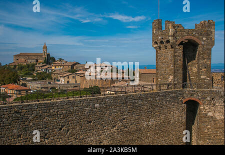 Mittelalterliche Festungsmauer Blick vom Turm. Montalcino, Toscana, Italien Stockfoto