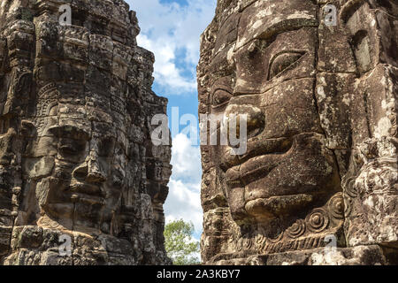 Gesichter in Stein gemeißelt in Bayon Tempel Türme, Angkor Wat, Kambodscha, Siem Reap Stockfoto