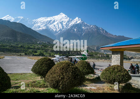 Flugzeuge von Tara Luft am Flughafen Jomsom, Mustang, Nepal Stockfoto