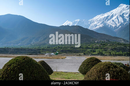 Flugzeuge von Tara Luft am Flughafen Jomsom, Mustang, Nepal Stockfoto